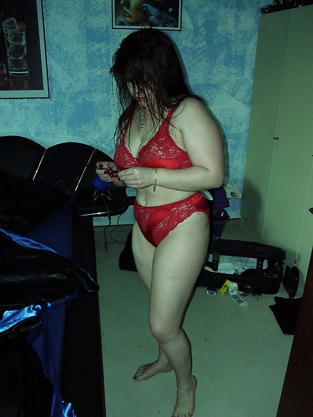 molliges Girl in roter Unterwäsche